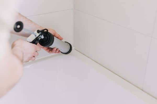 shower-and-tub-caulking-1.jpg